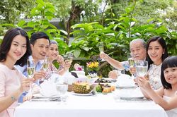 Chồng bỗng đề nghị tổ chức đám cưới cho bố mẹ