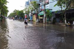 TP Sa Đéc nhiều tuyến đường ngập nước do triều cường