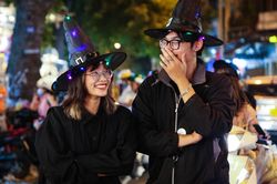 Phố cổ Hà Nội bớt tấp nập đêm trước Halloween
