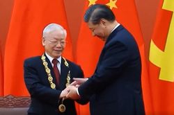 TBT Tập Cận Bình trao huân chương hữu nghị cho TBT Nguyễn Phú Trọng