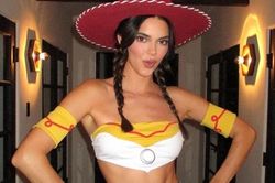 Kendall Jenner bị chỉ trích vì trang phục phản cảm