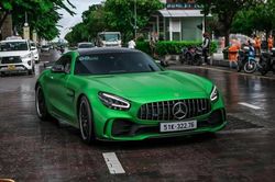 Cận cảnh siêu phẩm Mercedes-AMG GT R với màu sơn độc tại Việt Nam