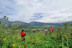 Khảo sát vị trí bay dù lượn tại núi lửa Chư Đang Ya