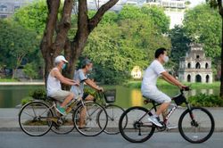 Chuyện nhà thơ phải nhảy xuống hồ mò xe đạp