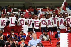 Qatar chi tiền, bắt CĐV hứa 'không chê bai' World Cup