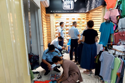 Tổng cục QLTT 'đột kích' các điểm nóng hàng giả, hàng nhái tại TP.Hồ Chí Minh, hiện đang kiểm đếm hàng hóa vi phạm