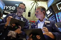 Dow Jones hoàn tất tháng tăng điểm mạnh nhất 46 năm