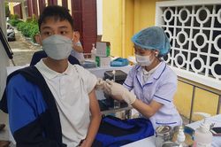 Y tế - Sức khỏe Tin tức y tế Tiêm vaccin phòng COVID-19 nhắc lại lần 1, lần 2 cho hơn 500 cán bộ, sinh viên Đại học Huế