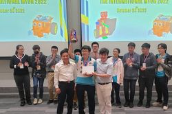 Nam sinh lớp 11 vô địch Cuộc thi lập trình robot tại Singapore