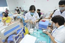 Dấu hiệu cảnh báo nguy hiểm trong sốt xuất huyết ở trẻ em