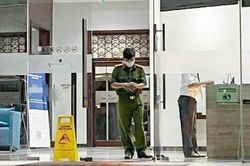 Nữ hiệu trưởng tử vong trong tư thế treo cổ