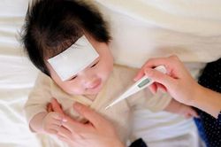Điều cha mẹ cần làm khi con sốt