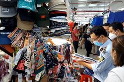 Tạm giữ gần 2.000 sản phẩm chưa rõ nguồn gốc tại Trung tâm Sài Gòn Square