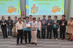 Học sinh lớp 11 giành giải vô địch cuộc thi lập trình robot tại Singapore