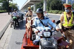 CSGT bắt loạt 'hung thần' ba bánh và xe cũ nát
