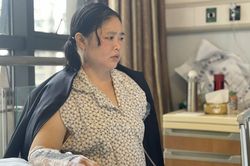 Lao ra cứu bé trai trước đầu xe tải, người phụ nữ bị cắt cụt mất một tay