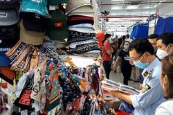 Bất ngờ kiểm tra TTTM Sài Gòn Square, thu hàng ngàn hàng thời trang có dấu hiệu giả, nhái