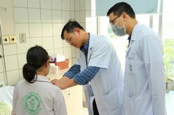 Người phụ nữ có khối u khủng ở khoang phổi đẩy tim ngược lên trên