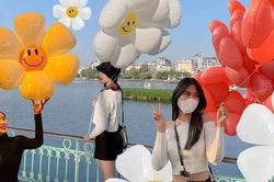 Giới trẻ Hà Nội 'đu trend' chụp ảnh với bóng bay hoa cúc: Bị ép giá, chưa chụp xong bóng đã bay mất!