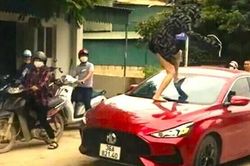 Khởi tố người phụ nữ cắn đứt tai cô gái ngồi trong ô tô với chồng