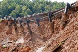 Hơn 100m đường mòn Hồ Chí Minh sạt lở nghiêm trọng