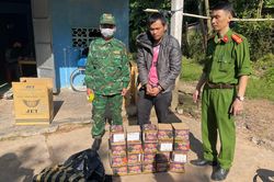 Vận chuyển pháo lậu bị phát hiện, người đàn ông lẻn vào nhà dân giả vờ ngủ