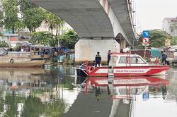 TPHCM: Tìm kiếm người phụ nữ rơi cầu chìm dưới kênh nghi tự tử