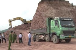 Tập kích bắt hàng chục đối tượng khai thác khoáng sản trái phép