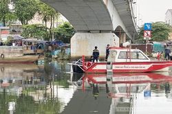 Cảnh sát CNCH TPHCM lặn tìm người phụ nữ mất tích dưới kênh Đôi