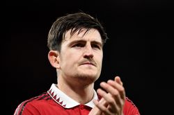 HLV Ten Hag bị chỉ trích vì để Maguire đá tiền đạo