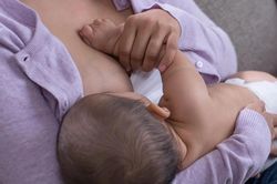 Trẻ bú sữa mẹ ngắn dễ bị béo phì hơn