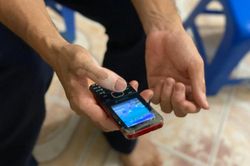 Hộ nghèo sẽ được hỗ trợ mua smartphone