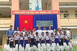 Trao tặng quà và học bổng cho học sinh khó khăn An Giang