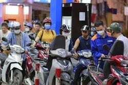 Giá xăng dầu hôm nay 4/11: Tiếp đà giảm; nhu cầu xăng dầu của thị trường Hà Nội tăng mạnh
