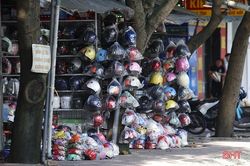 Cây xanh ở TP Hà Tĩnh bị đóng đinh, trở thành giá treo đồ