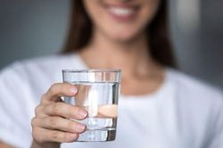 Ẩn ý phía sau câu chuyện 'cốc nước nặng bao nhiêu' và sai lầm nhiều người mắc phải