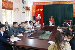 Phó Chủ tịch UBND tỉnh Giàng Thị Dung kiểm tra tình hình phát triển kinh tế - xã hội tại xã Dìn Chin