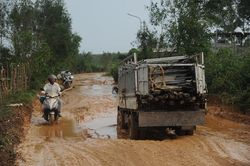Cận cảnh đường nát như tương, chi chít 'ổ voi, ổ gà' ở Quảng Nam