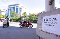 Người Hà Nội khốn khổ tìm mua xăng