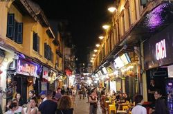 Hình ảnh độc đáo ở 'ngã tư quốc tế' Tạ Hiện giữa lòng Hà Nội