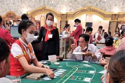 Hàng trăm người Việt qua Campuchia đánh bạc mỗi ngày