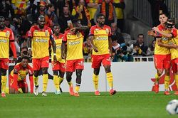 Soi kèo nhà cái Angers vs Lens. Nhận định, dự đoán bóng đá Ligue 1 (3h00, 6/11)