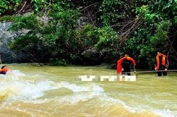 Xe chở khách du lịch lao xuống sông, 1 người mất tích