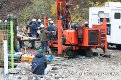 Hai thợ mỏ sống sót kì diệu sau 9 ngày mắc kẹt dưới hầm mỏ sâu gần 200m