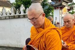 MC Đại Nghĩa bật khóc trong ngày cuối cùng xuất gia