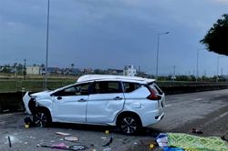 Ôtô lao vào dải phân cách trên quốc lộ, hai người chết