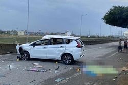 Ô-tô con tông dải phân cách, 2 người chết, 3 người bị thương