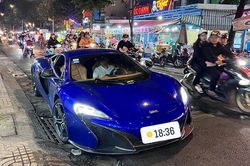 Đại gia siêu xe Sài Gòn 'chờ dài cổ' chỉ được đổ 300 nghìn xăng