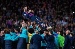Lewandowski đá hỏng 11m, Barca vẫn có 3 điểm ngày Pique giải nghệ