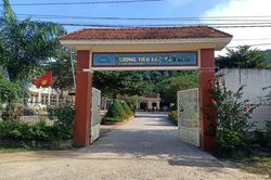 Hiệu trưởng bị ép quỳ: Thành trì 'tôn sư trọng đạo' bị xô ngã